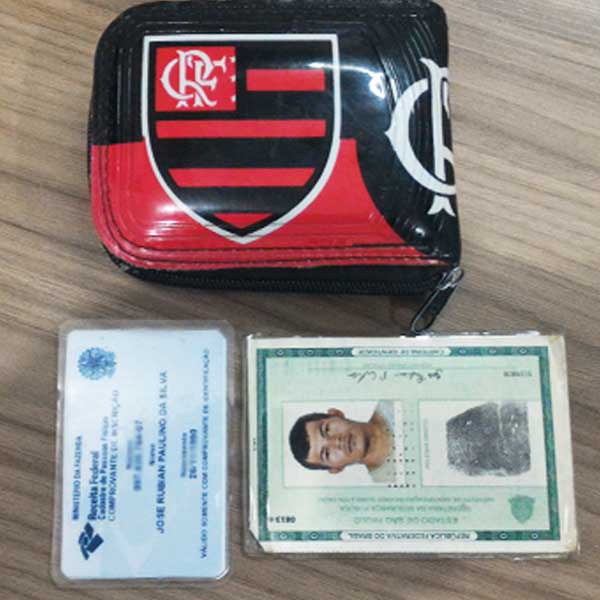 Carteira com documentos pessoais é encontrada jogada na rua