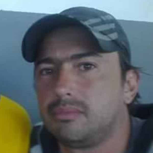 Fabinho Romano apaga velinhas