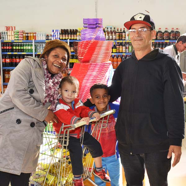 Clientes marcam presença na inauguração do Supermercado Continente na Av. Sete de Setembro