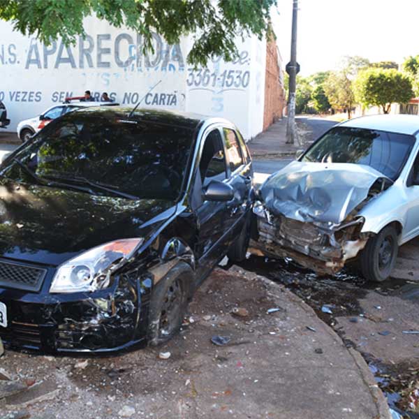 Motorista desatento atravessa Avenida Sete de Setembro e causa acidente