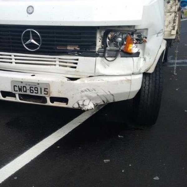 Acidente com caminhão e picape deixa um ferido em Borá