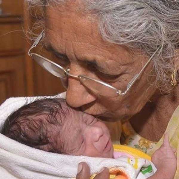 Após dar à luz aos 72 anos, indiana desafia medicina mais uma vez e amamenta seu bebê