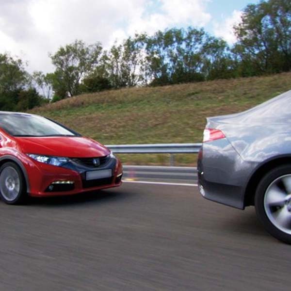 Distância segura entre carro e moto garante deslocamento sem risco de acidente