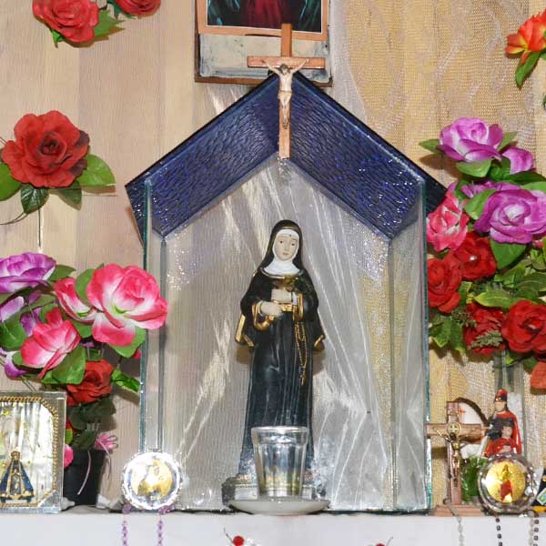 Fenômeno da imagem de Santa Rita que faz água transbordar do copo completa 2 anos