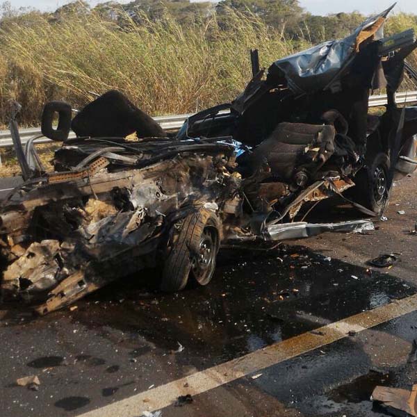 Casal morre em acidente envolvendo carro e caminhão
