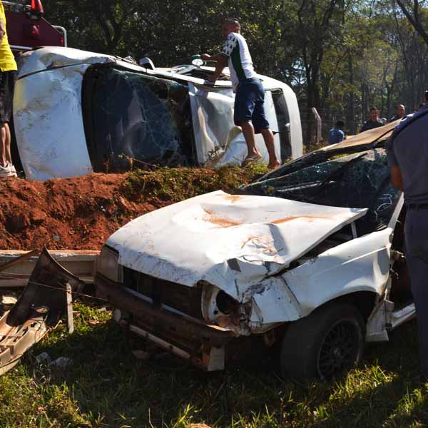 Motorista fica preso às ferragens após carros capotarem em Paraguaçu Paulista