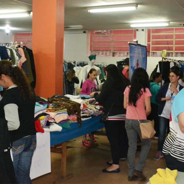 2º Brechó Chic inicia com grande fila em frente ao Palace Hotel