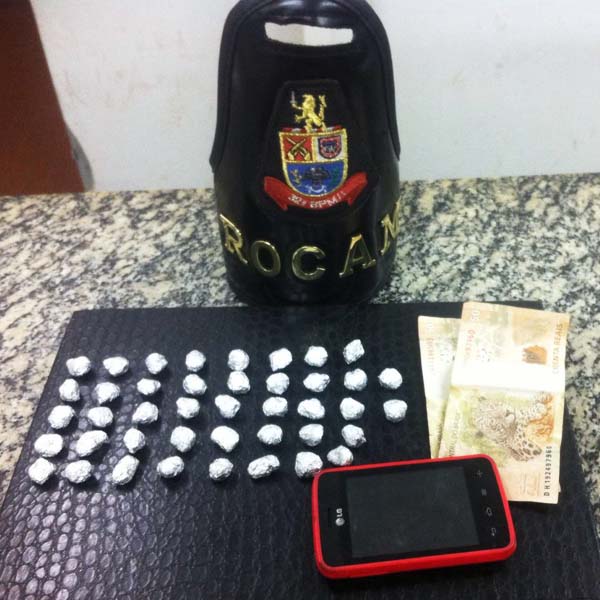 PM localiza mais de 40 pedras de crack em bolso de adolescente em Paraguaçu