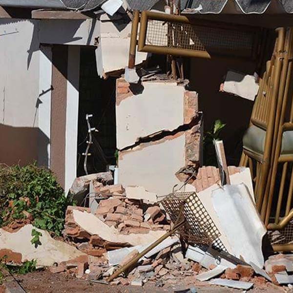 Caminhão sem freio destrói muro e portão de casa em Tupã