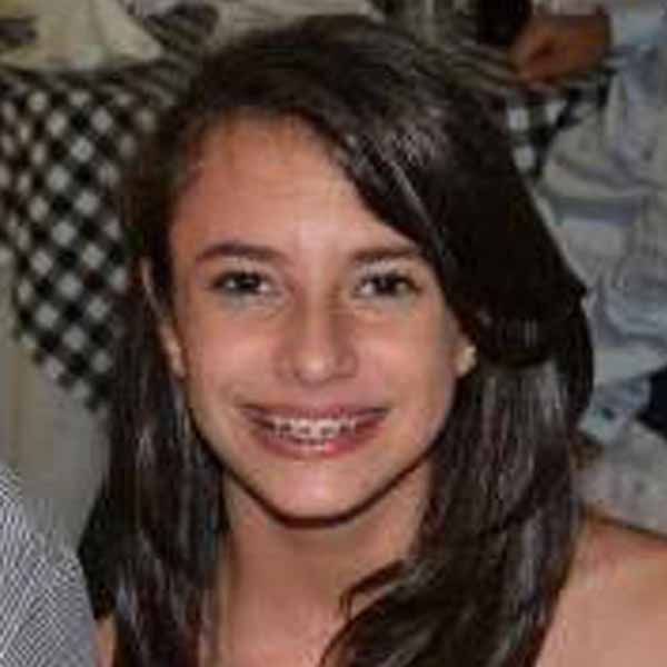 Mariane Calesso apaga velinhas