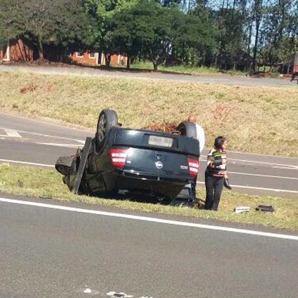 Carro capota após colidir em traseira de caminhão