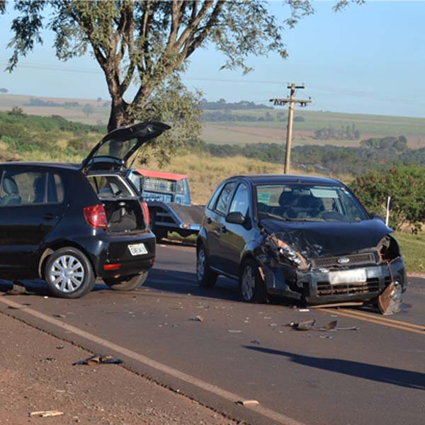 Carro colide contra outro veículo ao fazer trevo em vicinal