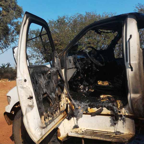 Caminhão basculante da Prefeitura Municipal fica destruído após incêndio