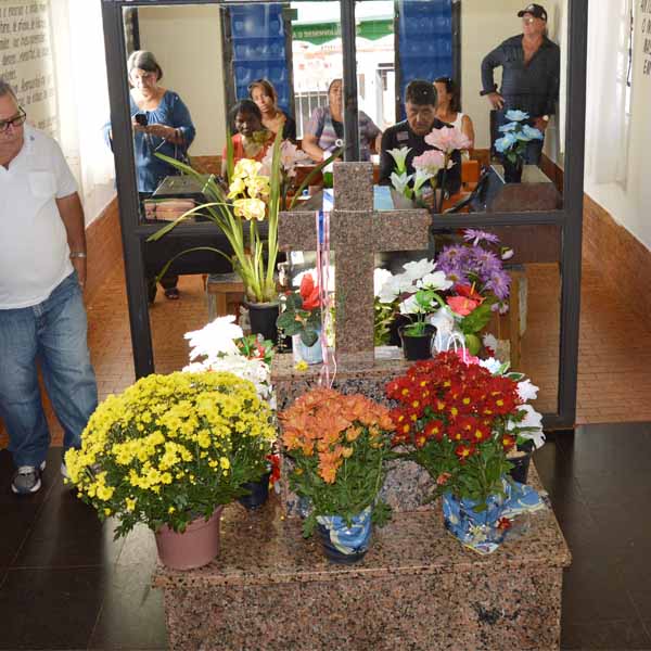 Milhares de fiéis visitam túmulo do Menino da Tábua em Maracaí