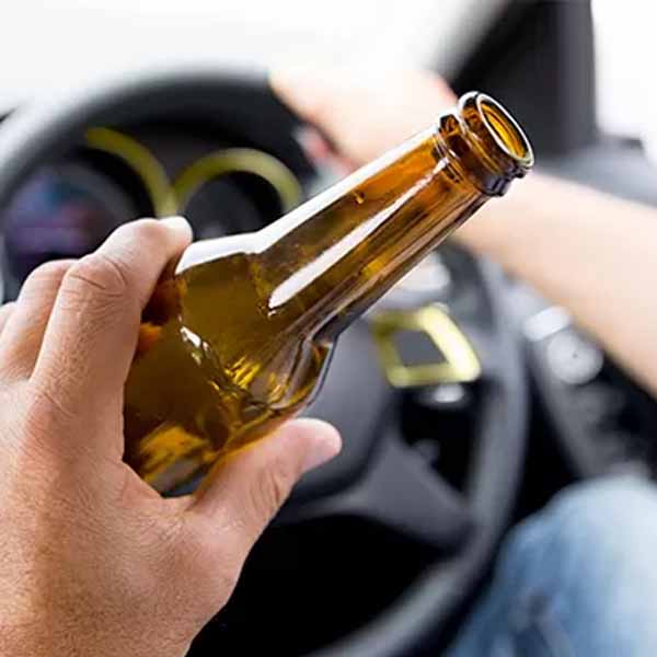 Motorista acusado de dirigir embriagado paga fiança para se livrar da cadeia