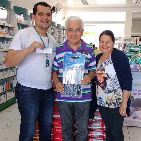 Farmácia Unimed Paraguaçu entrega prêmios da promoção do Dia dos Pais