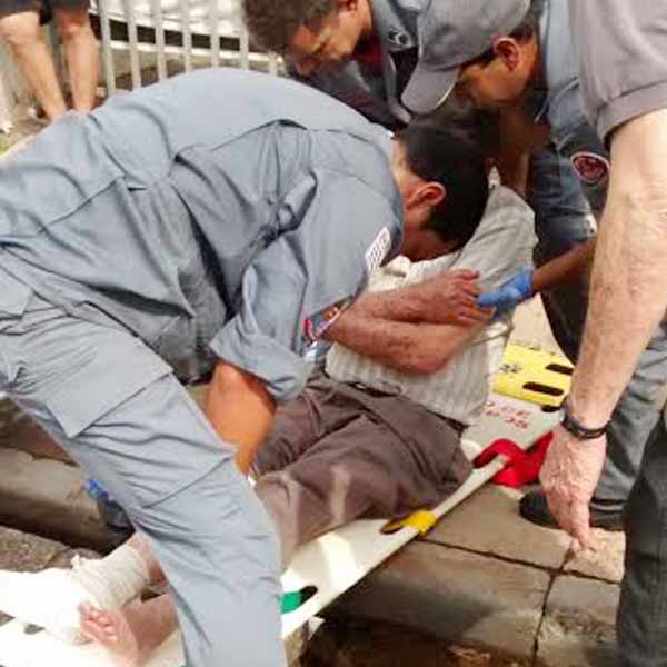 Motociclista sofre corte profundo após colidir contra porta de carro