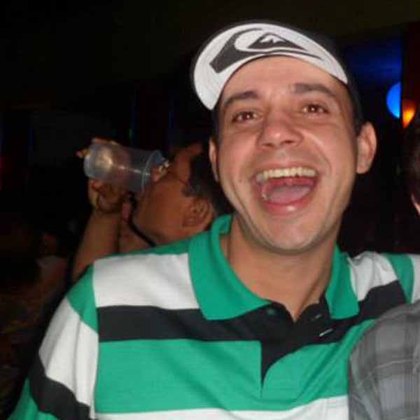 Adriano Castro apaga velinhas