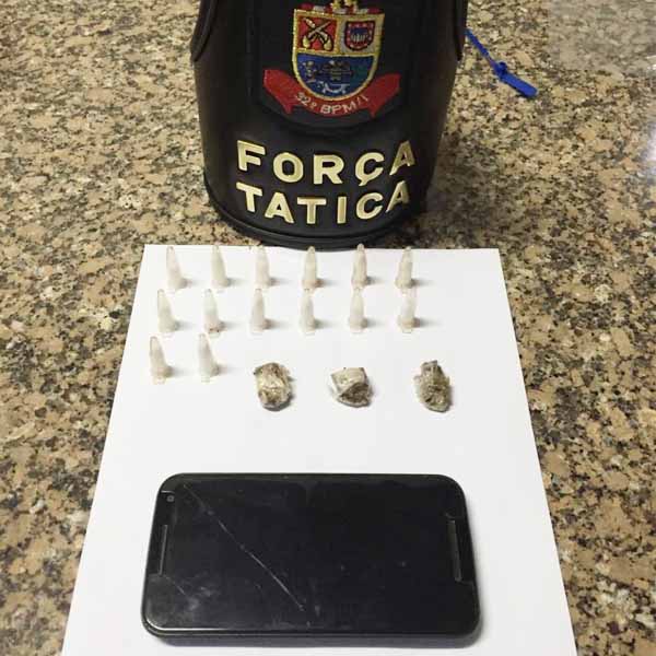 Jovem é preso após ser flagrado pegando drogas em matagal