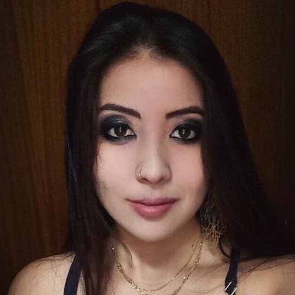Jaqueline Tuzaki apaga velinhas