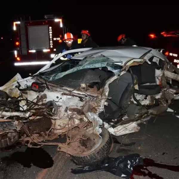 Carros batem de frente e dois morrem em rodovia de Pompeia