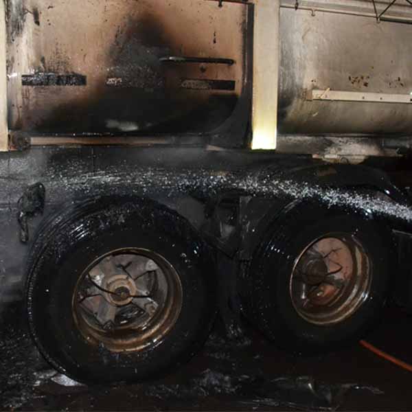 Pneus de carreta pegam fogo após freios terem travados