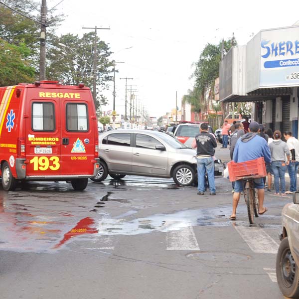 Carro fecha moto e deixa mulher ferida em Paraguaçu Paulista