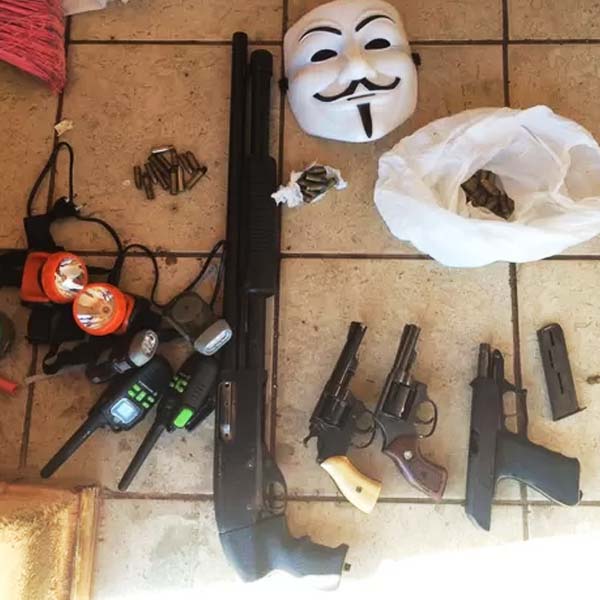 PM encontra armas e explosivos dentro de residência em Martinópolis