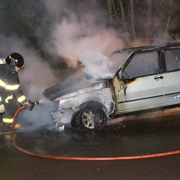 Moradora de Lutécia tem carro destruído por incêndio em Paraguaçu Paulista