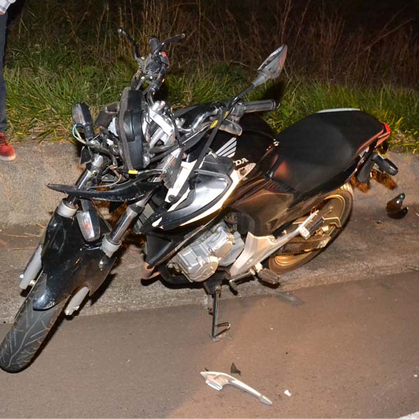 Paraguaçuense sofre acidente com moto e quase é atropelado por carreta na rodovia