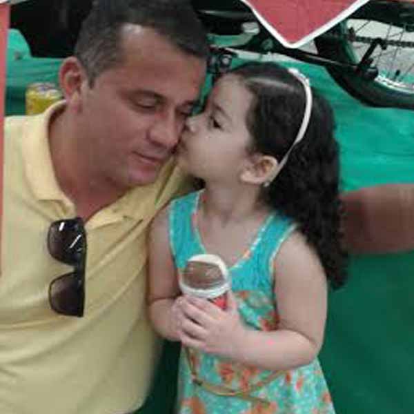 Livia homenageia seu pai Rogério pelo seu dia.