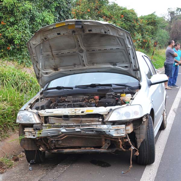 Carro capota após caminhão invadir pista contrária na rodovia Assis/Paraguaçu