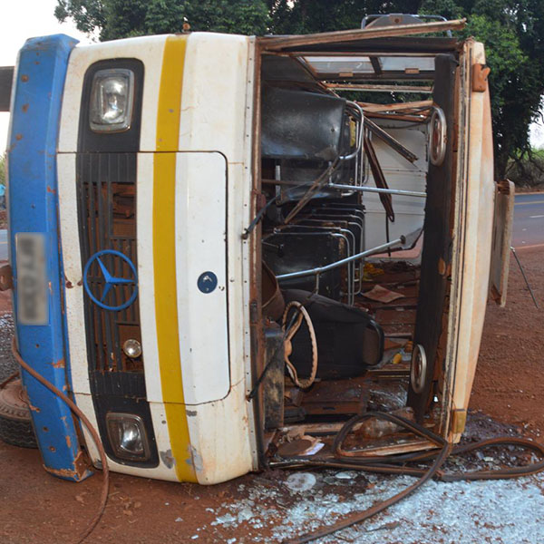 Ônibus com trabalhadores rurais capota na rodovia