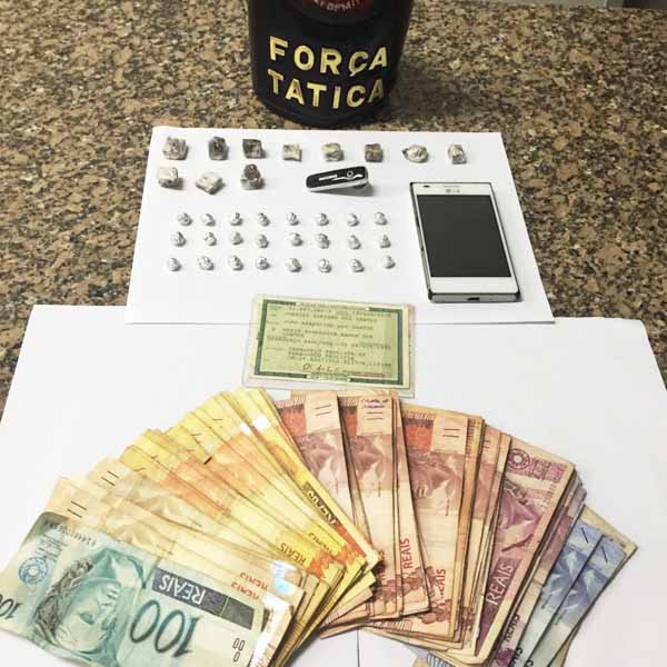 PM apreende mais de R$ 1.500 e várias porções de drogas com jovem em Paraguaçu