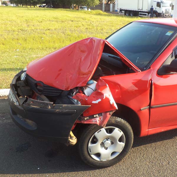 Conversão malsucedida causa acidente entre carro e caminhão em Paraguaçu