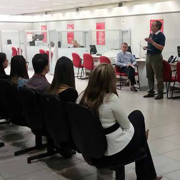 Sindicato faz paralisações no Santander e na Caixa contra retirada de direitos dos trabalhadores