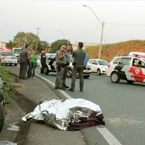 Passageiro de motocicleta morre atropelado por caminhão bitrem em Marília