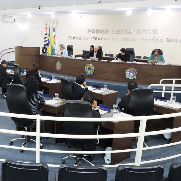 Recapeamento de ruas e transporte circular são requeridos ao prefeito durante Sessão Ordinária