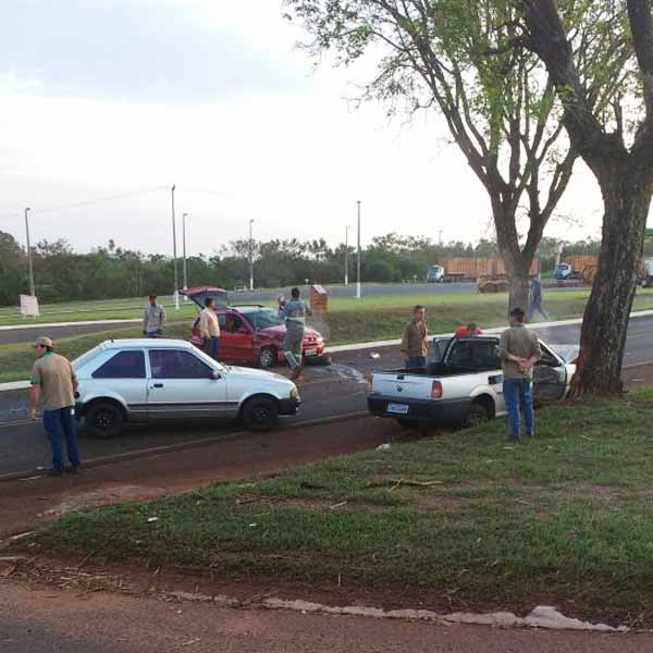 Quatro pessoas ficam feridas em colisão de veículos