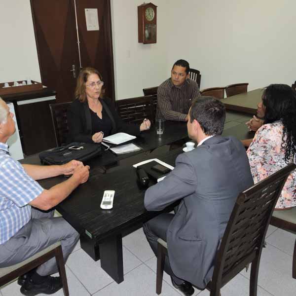 Após requerimento aprovado na Câmara, representante da empresa Vivo reúne-se com vereadores