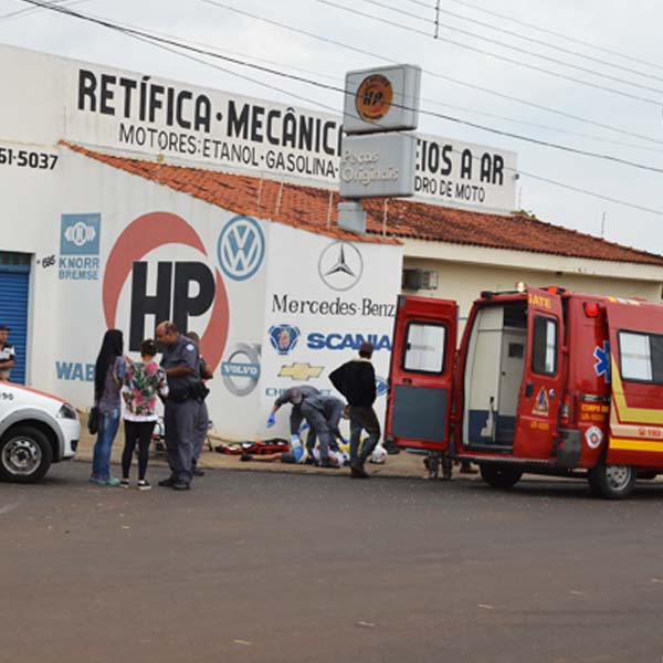 Duas pessoas ficam feridas após carro fechar moto no Distrito Industrial