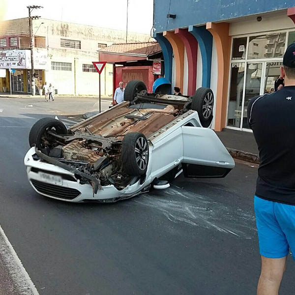 Carro colide contra pá carregadeira e tomba no centro de Assis