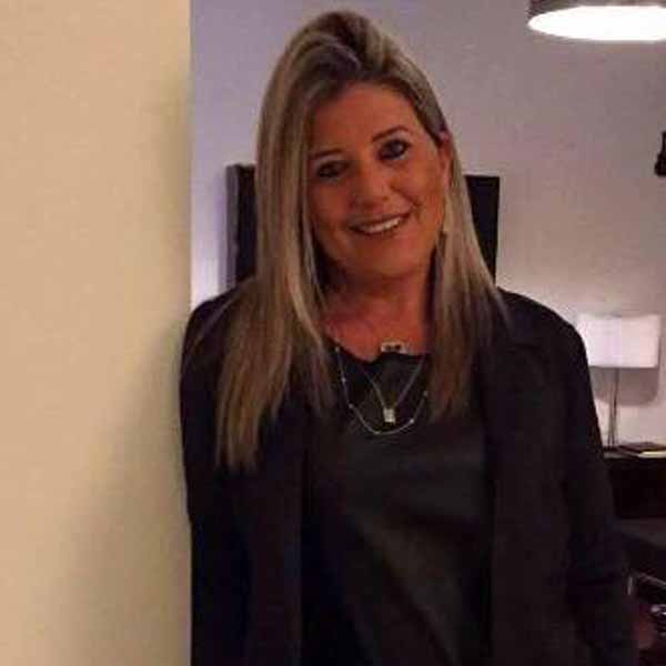 Hoje é dia de cantar parabéns para Karina Galvão