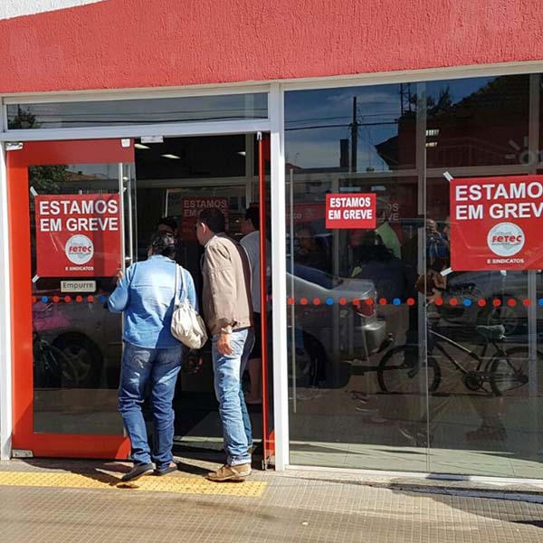 Greve dos bancários continua forte