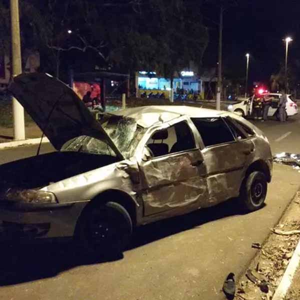 Motorista que capotou carro e matou jovem será preso após alta, diz polícia