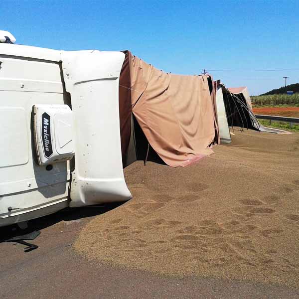 Carga de adubo fica espalhada em rodovia após carreta tombar