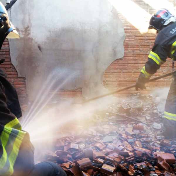 Bombeiros controlam incêndio em imóvel na zona rural de Paraguaçu Paulista