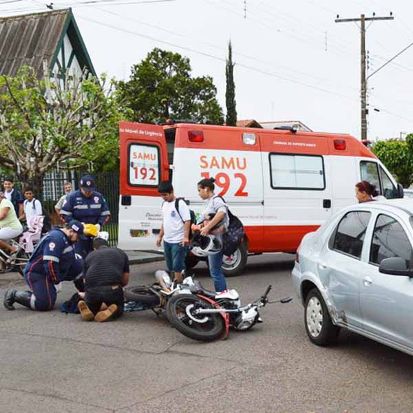 Carro e moto colidem em cruzamento de ruas.