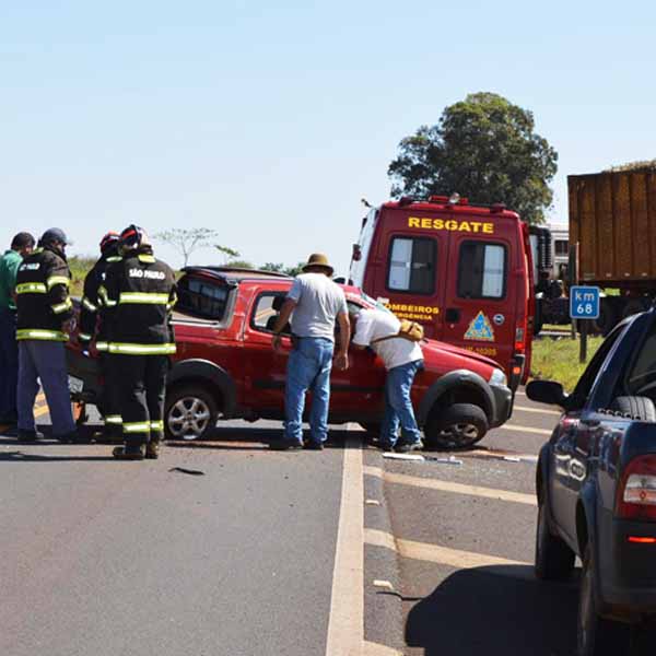 Veículo capota várias vezes após motorista tentar evitar acidente em rodovia de Paraguaçu