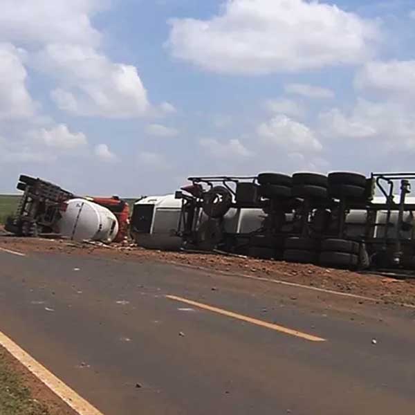 Carreta tomba e parte da carga de etanol vaza em vicinal de Paraguaçu Paulista